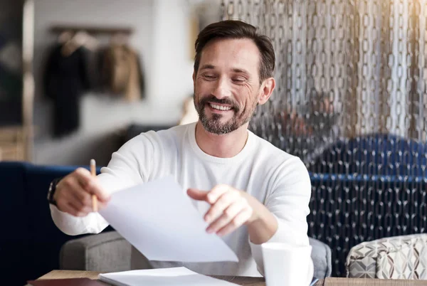 Sorrindo barbudo homem segurando papel — Fotografia de Stock