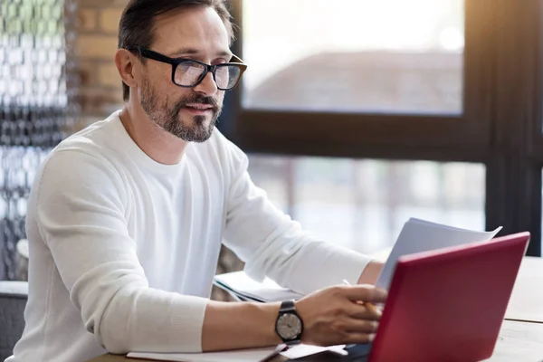 Homem barbudo com óculos trabalhando no laptop — Fotografia de Stock