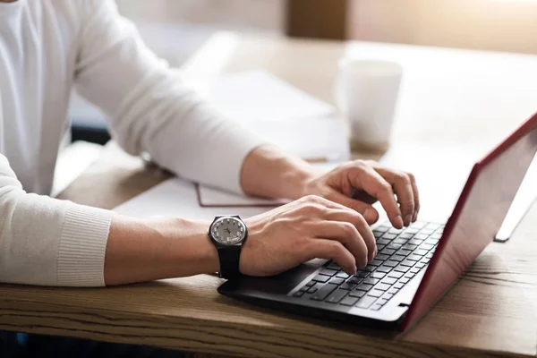 Nahaufnahme eines Mannes, der am Computer tippt — Stockfoto