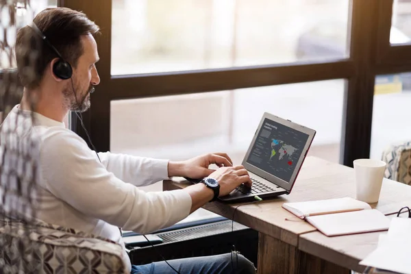 Zijaanzicht van het gebruik van een laptop — Stockfoto