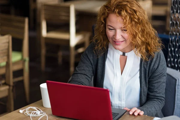 Boldog gyömbér nő használ laptop — Stock Fotó