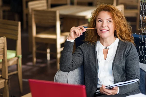 Nachdenklich lächelnde Frau im Café — Stockfoto