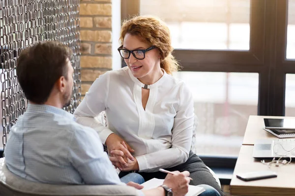 Mujer hablando con el hombre y él está tomando notas — Foto de Stock