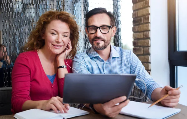 Middle-aged couple working with tablet — Stock Photo, Image