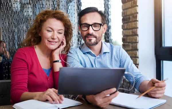 Ehepaar mittleren Alters arbeitet mit Tablet — Stockfoto