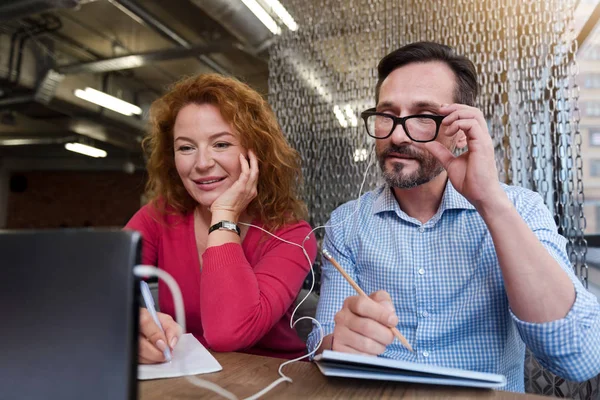 Werken met tablet (echt) paar — Stockfoto