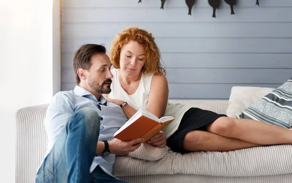 Livro de leitura de casal de meia idade juntos — Fotografia de Stock