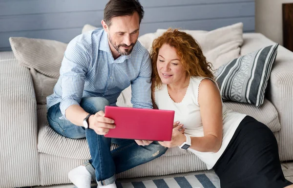 Par som testar nya laptop hemma — Stockfoto