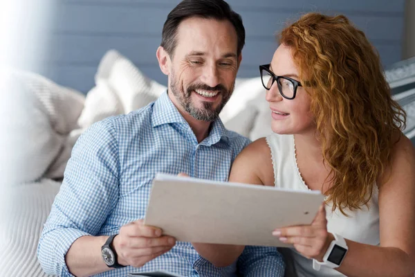 Casal de negócios discutindo notas importantes — Fotografia de Stock