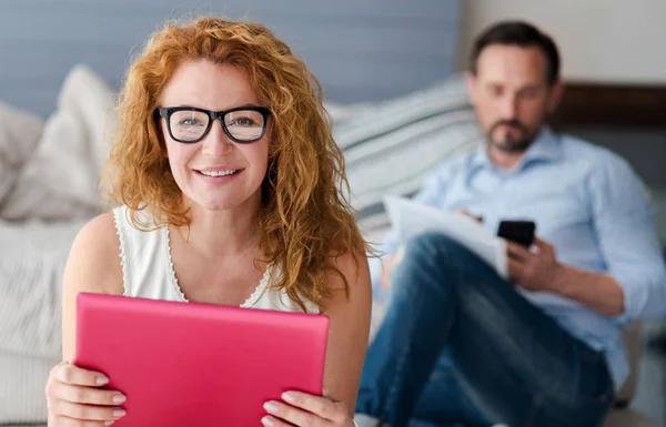 Mujer pelirroja sonriente sosteniendo la tableta — Foto de Stock