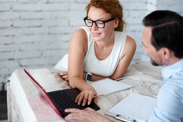 Ginger kvinna använder laptop liggandes på sängen — Stockfoto