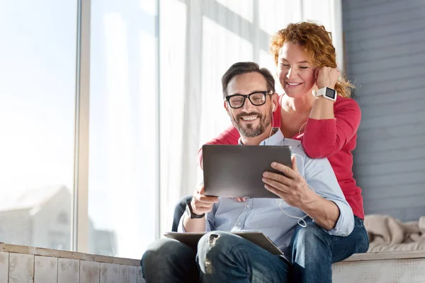 Hombre usando tableta junto con su esposa — Foto de Stock