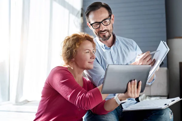 Mulher usando tablet com o marido — Fotografia de Stock