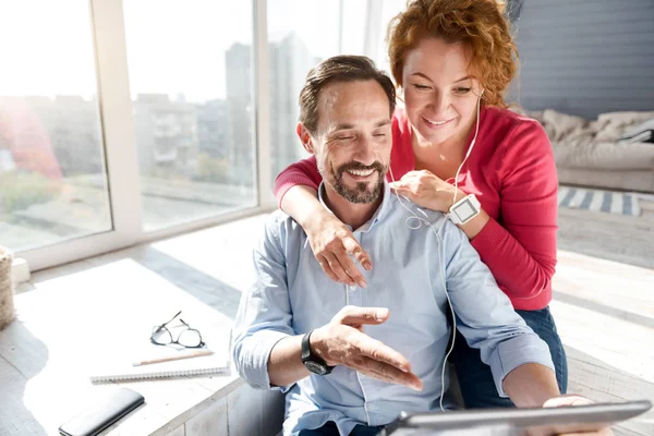 Hombre usando tableta junto con su esposa — Foto de Stock