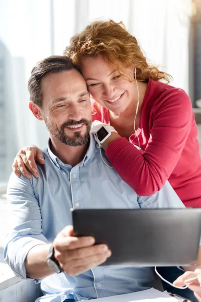 Hombre usando tableta junto con su esposa —  Fotos de Stock