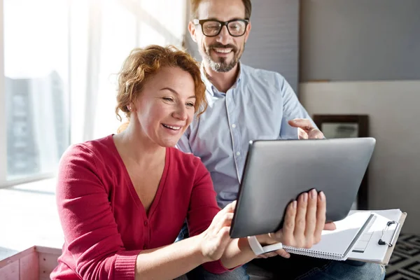 Vrouw met behulp van Tablet PC met haar echtgenoot — Stockfoto
