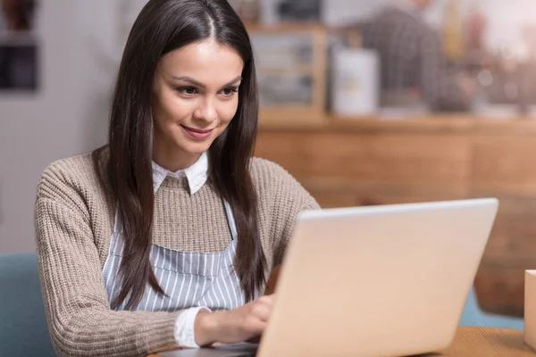 Mujer joven concentrada usando laptop . — Foto de Stock