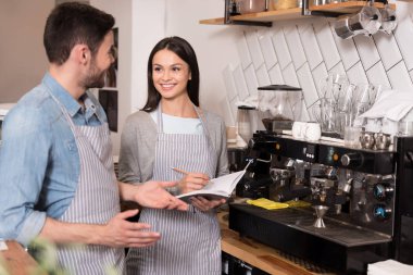 Söz ve notlar ilham çift gülümseyen.