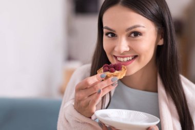 kek yemek güzel bir genç kadın.