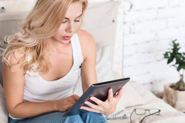 sarışın kadın tablet kullanma 