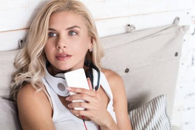 Rüya gibi kadın holding smartphone