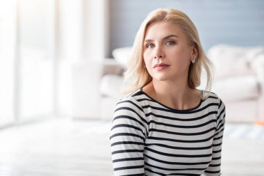 Güzel sarı saçlı Bayan