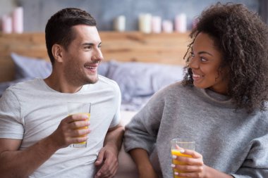 Çift birlikte suyu içme 