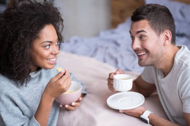 Güzel çift kahvaltı keyfi