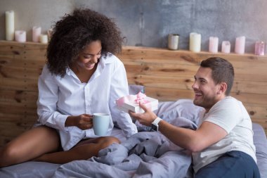 adam karısına hediye veriyor