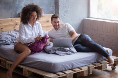 dizüstü bilgisayar kullanarak kocası örgü kız