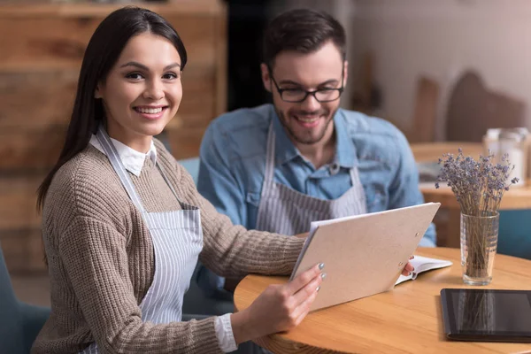 Positivo casal sorrindo trabalhando à mesa . — Fotografia de Stock