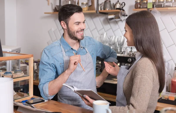 Pareja agradable hablando en el mostrador — Foto de Stock