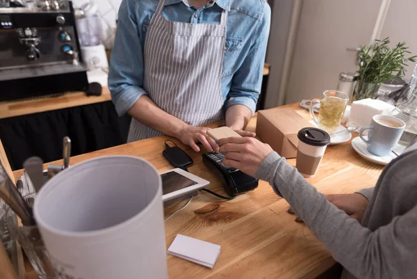 Close up of customer paying the bill by terminal. — Stock Photo, Image