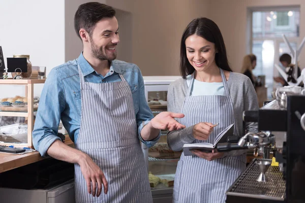 Alegre sonriente pareja señalando en la máquina de café . — Foto de Stock