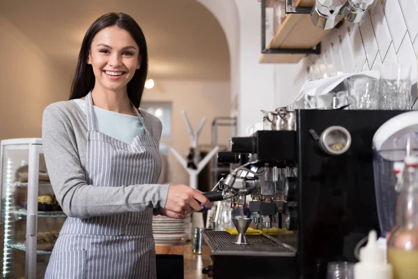 Kahve makinesi kullanan mutlu güzel kadın. — Stok fotoğraf