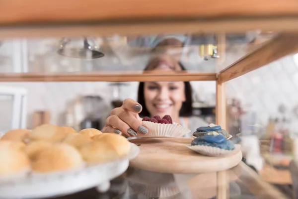 Gelukkig charmante lachende vrouw krijgt taart van schermstandaard. — Stockfoto