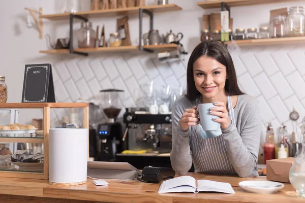 Atrakcyjna kobieta radosna konieczności przerwa na kawę. — Zdjęcie stockowe