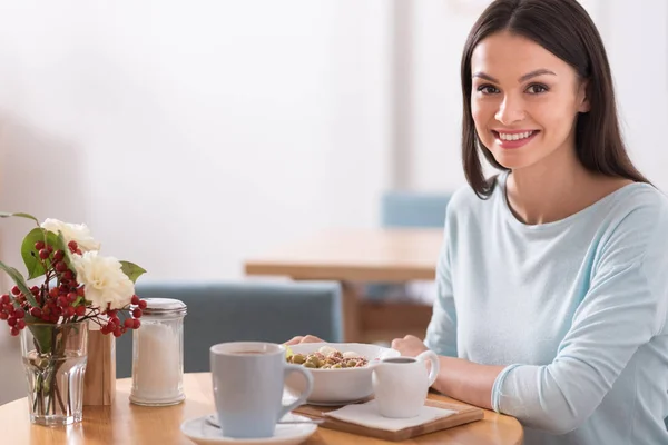 Hermosa mujer comiendo en la cafetería . — Foto de Stock