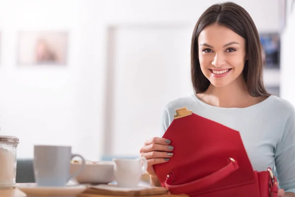 Aantrekkelijke vrolijke vrouw ontspannen in een koffieshop. — Stockfoto