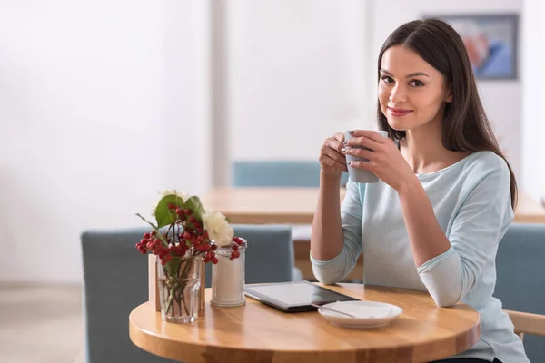 Titel: Happy charmante mooie vrouw ontspannen in een koffieshop — Stockfoto
