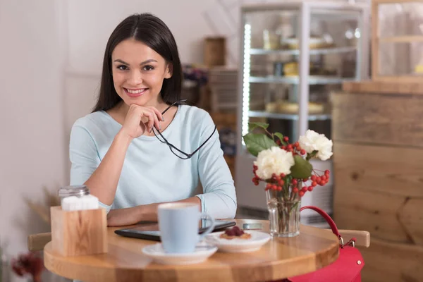 Aantrekkelijk blij brunette vrouw met een koffiepauze. — Stockfoto