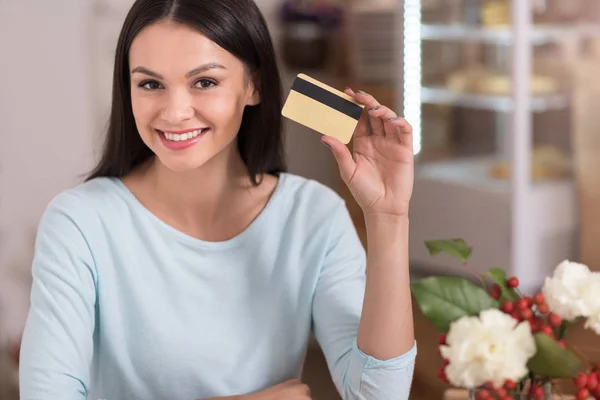 Beautiful woman presenting a discount card. — Stock Photo, Image