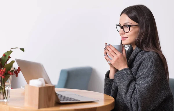 Gioioso giovane donna godendo di una bevanda calda in caffè  . — Foto Stock