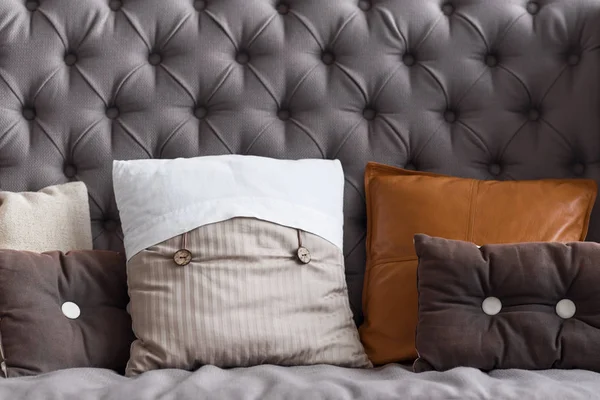 Nahaufnahme einer grauen Vintage-Couch mit Kissen — Stockfoto
