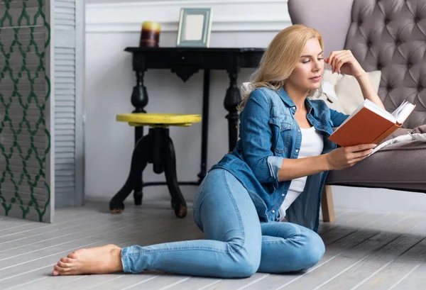 Krásné blond dáma čtení kniha — Stock fotografie