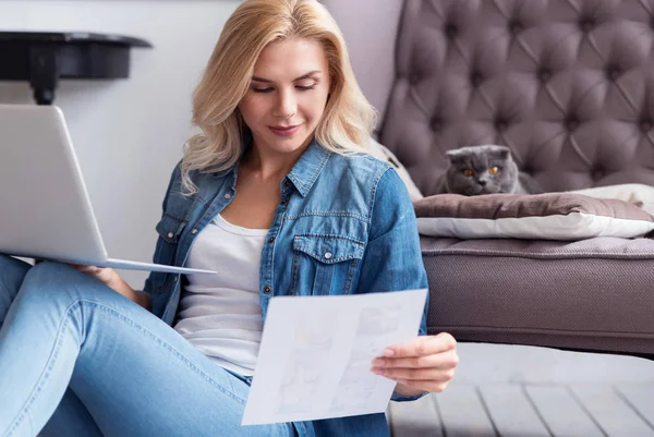 Mujer rubia trabajando con portátil en casa — Foto de Stock