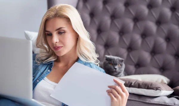 Donna bionda che lavora con il computer portatile a casa — Foto Stock