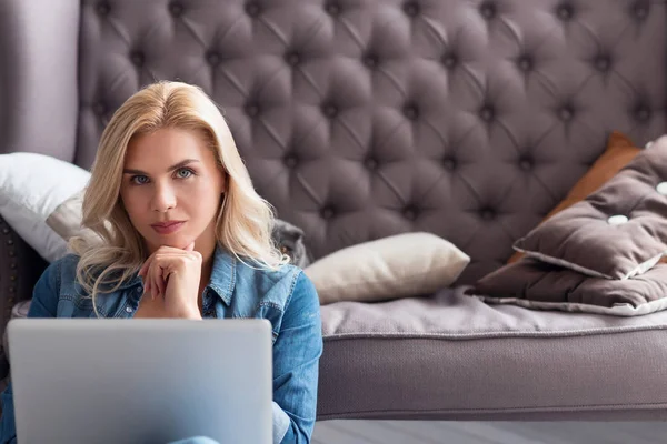 Blond kobieta pracę z laptopa w domu — Zdjęcie stockowe