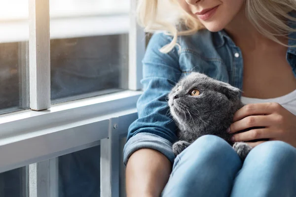 Nahaufnahme einer blonden Dame mit Katze — Stockfoto