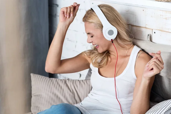 Pretty blond woman listening to music — Stock Photo, Image